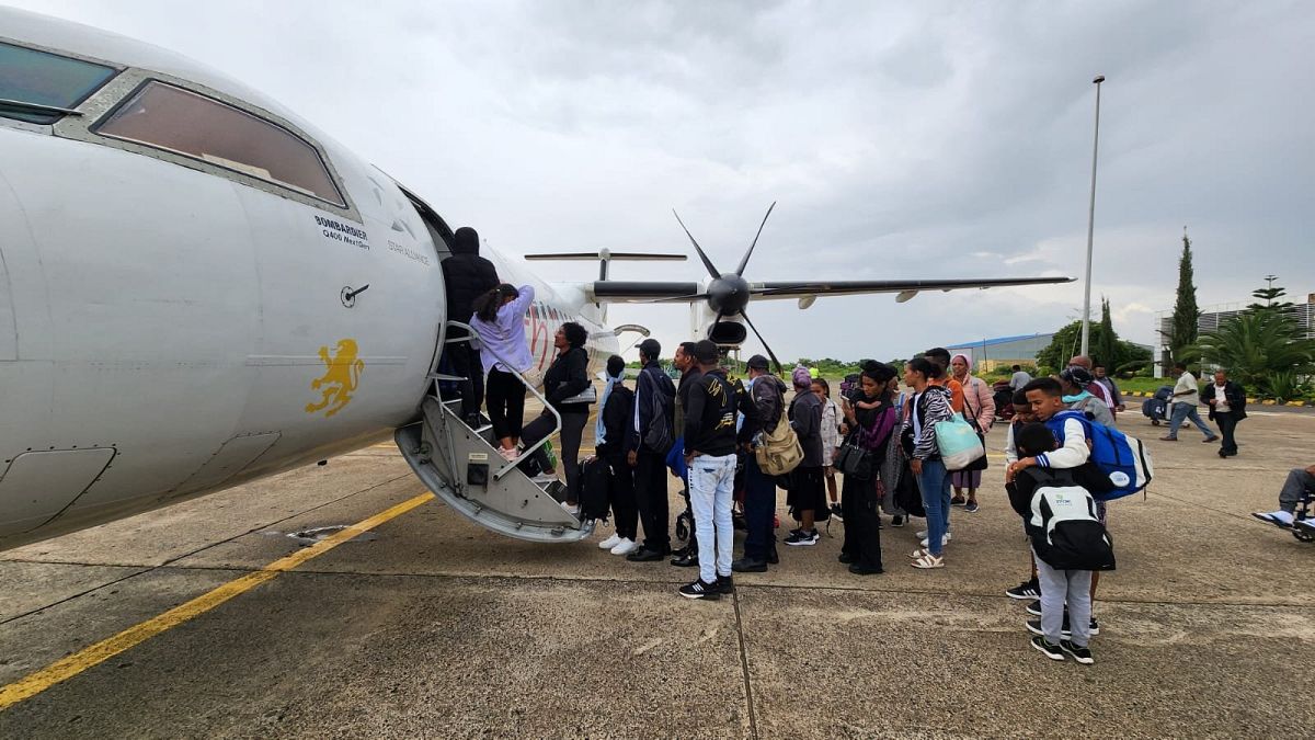 مجموعة من اليهود الإثيوبيين يستقلون طائرة في طريقهم إلى تل أبيب