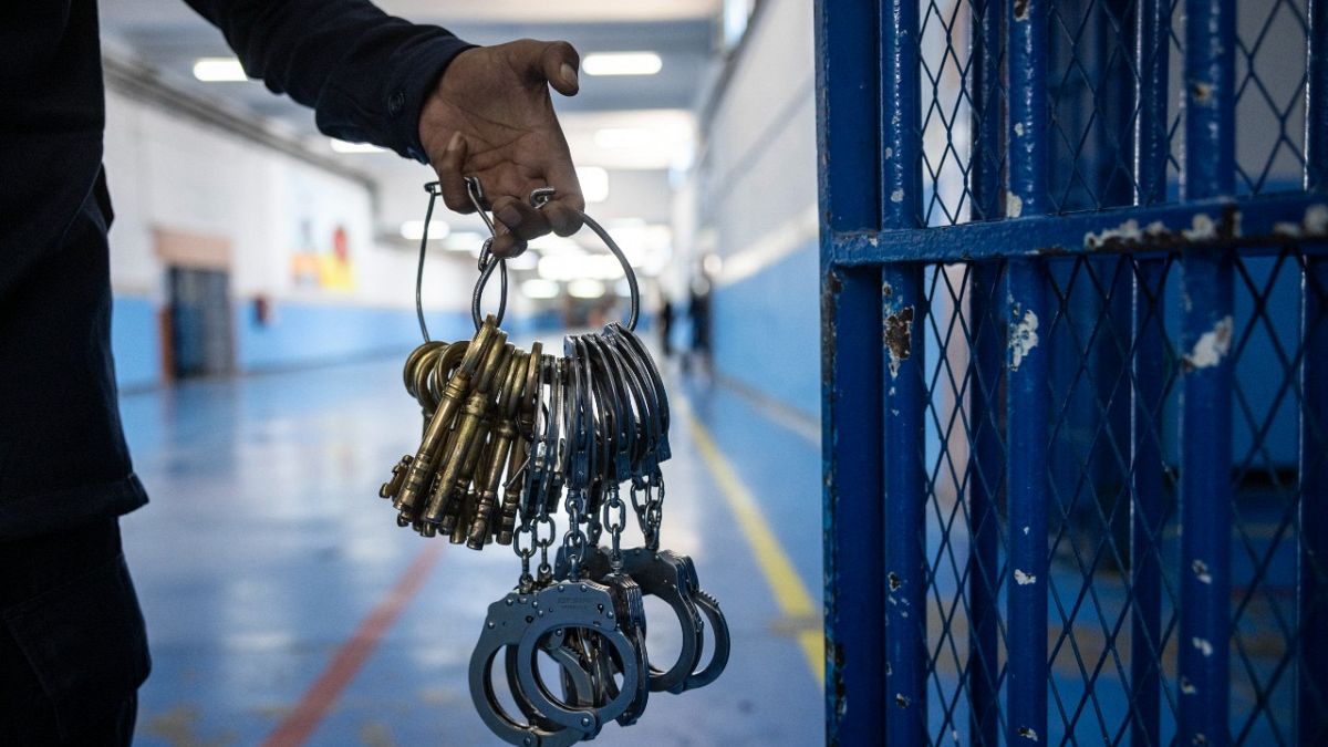 حارس يحمل مفاتيح بسجن القنيطرة قرب العاصمة المغربية الرباط.