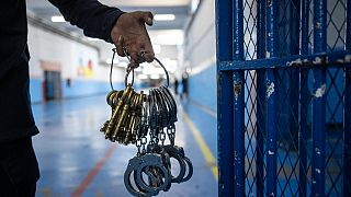 حارس يحمل مفاتيح بسجن القنيطرة قرب العاصمة المغربية الرباط.