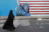 Illusztráció: szatirizált Szabadság-szobor Teheránban, a volt amerikai követség falán