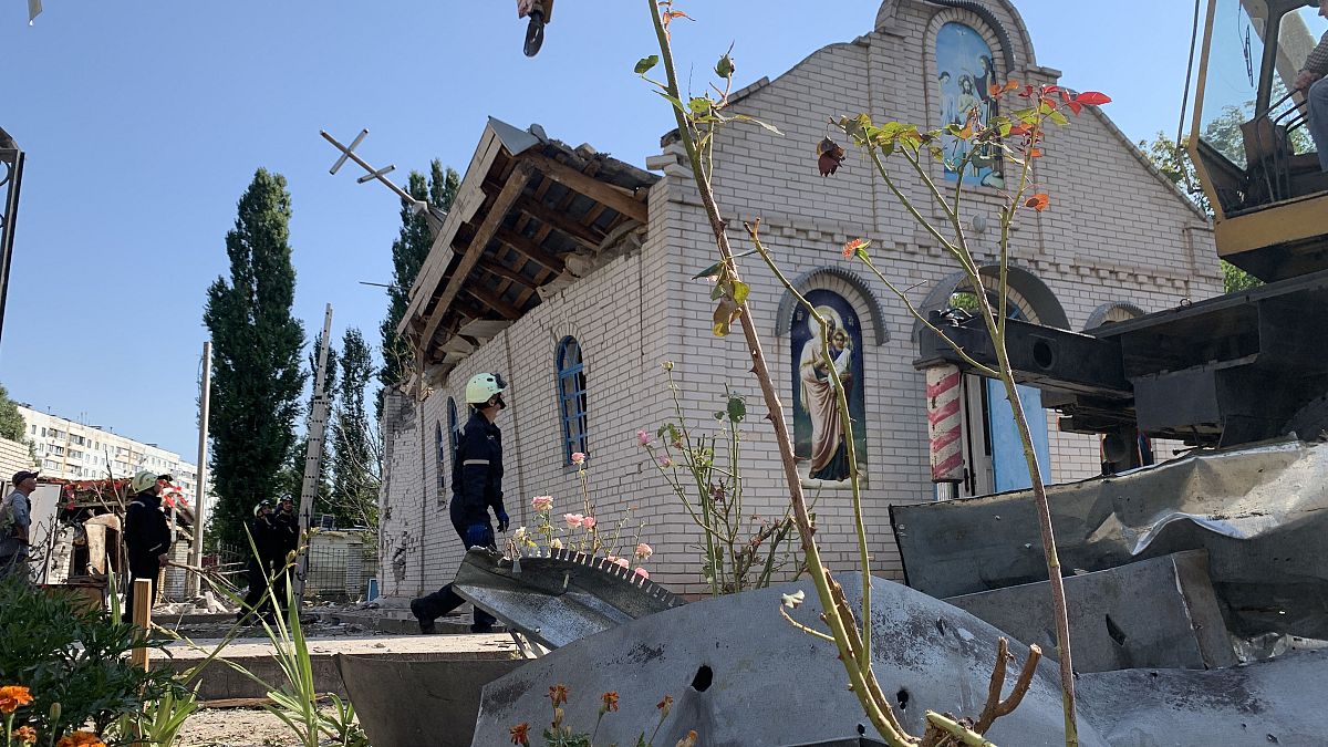 Equipas de resgate trabalham do lado de fora de uma igreja destruída após um ataque de míssil russo em Zaporíjia, em 10 de agosto de 2023.