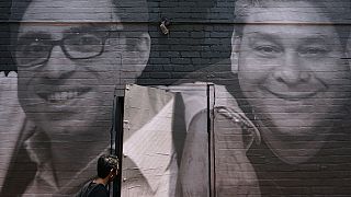 Γκράφιτι με τα πρόσωπα Αμερικανών αιχμαλώτων στο Ιράν σε τοίχο στην Ουάσιγκτον
