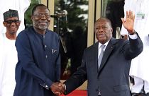 Omar Touray, presidente de la Comisión de la CEDEAO, da la bienvenida al presidente de Costa de Marfil, Alassane Ouattara, en Abuja, Nigeria. Jueves, 10 de agosto de 2023.