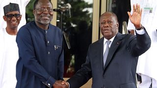 Omar Touray, presidente de la Comisión de la CEDEAO, da la bienvenida al presidente de Costa de Marfil, Alassane Ouattara, en Abuja, Nigeria. Jueves, 10 de agosto de 2023.