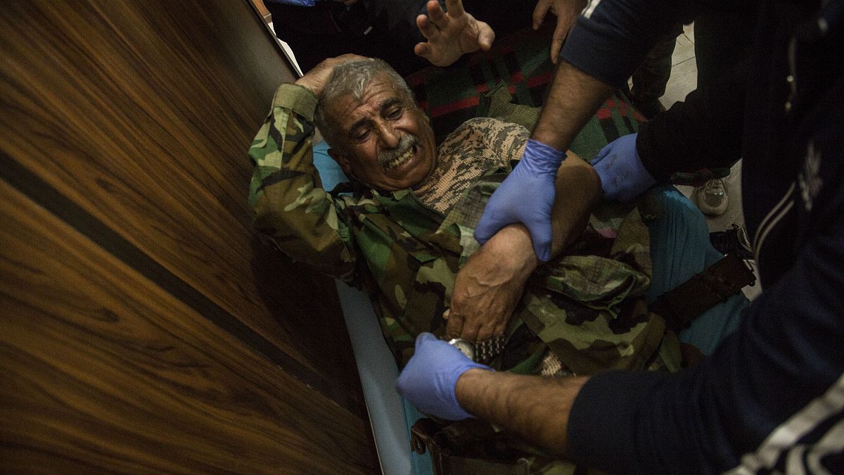 من الأرشيف جندي سوري مصاب يتلقى العلاج