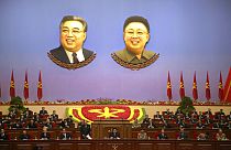 Kuzey Kore'nin eski liderleri Kim Il Sung (solda) ve Kim Jong İl'in portreleri