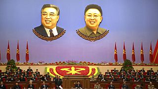 Kuzey Kore'nin eski liderleri Kim Il Sung (solda) ve Kim Jong İl'in portreleri