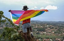Férfi szivárványos zászlóval - Uganda 2023. március 25.