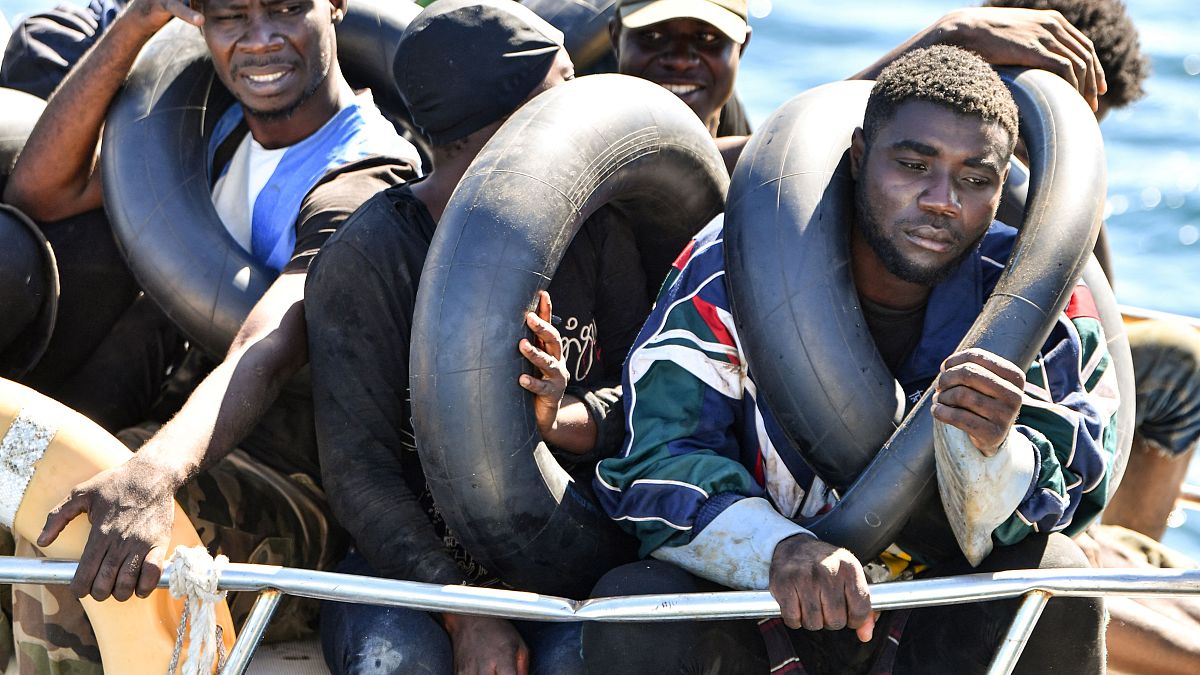 خفر السواحل التونسي ينقذ مهاجرين بين تونس وايطاليا 