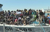 Migranten auf einem Schiff der tunesischen Nationalgarde