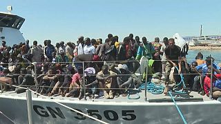 Migranten auf einem Schiff der tunesischen Nationalgarde