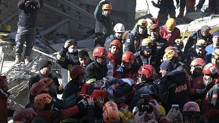 صورة من الأرشيف ـ عمال إنقاذ ينتشلون رجلا كان تحت الأنقاض بعد زلزال تركيا وسوريا المدمر في 6 شباط/فبراير