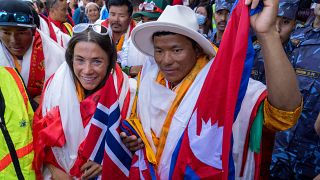 Norveçli dağcı Kristin Harila ve Nepalli şerpa rehberi Tenjen Sherpa Katmandu, Nepal'de.