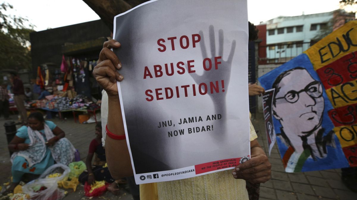 Hindistan'daki protesto gösterilerinde "İsyan yasasını suistimal etmeyi durdur" yazan bir döviz / Arşiv