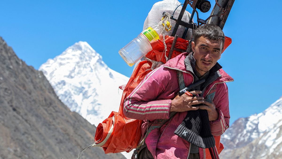 حمال باكستاني يتسلق جبل كي 2، ثاني أعلى قمة في العالم 
