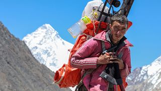 حمال باكستاني يتسلق جبل كي 2، ثاني أعلى قمة في العالم