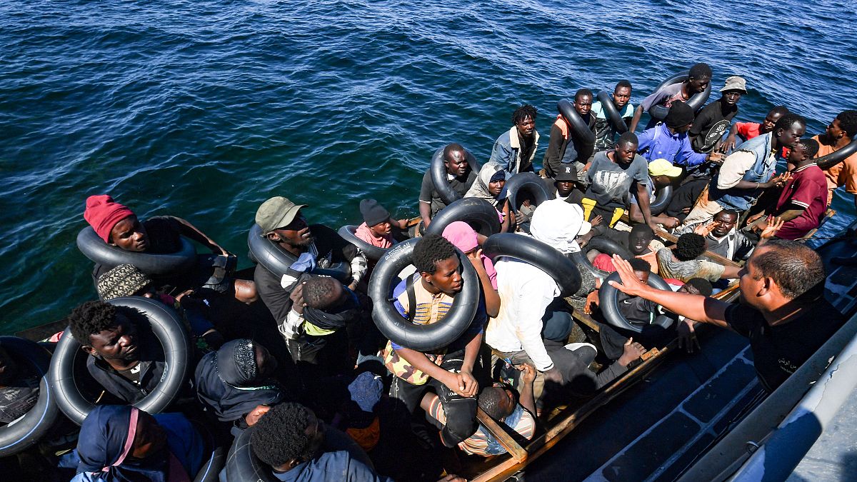 مهاجرون من افريقيا يحاولون الوصول إلى أوروبا 