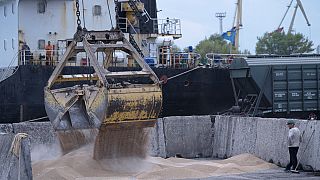 Trabalhadores carregam cereais num porto em Izmail, na Ucrânia, em abril de 2023