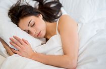 DATEI: Frau schläft tief und fest in ihrem Bett