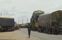 Километровые очереди из грузовиков и фур с товарами на границе с Нигером