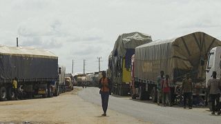 Километровые очереди из грузовиков и фур с товарами на границе с Нигером