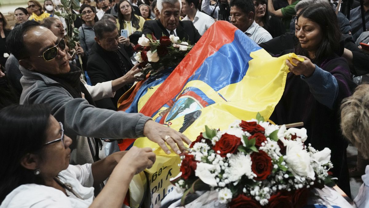 L'omaggio di Tamia Villavicencio (a destra) al padre. (Quito, 11.8.2023)