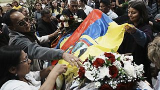 L'omaggio di Tamia Villavicencio (a destra) al padre. (Quito, 11.8.2023)