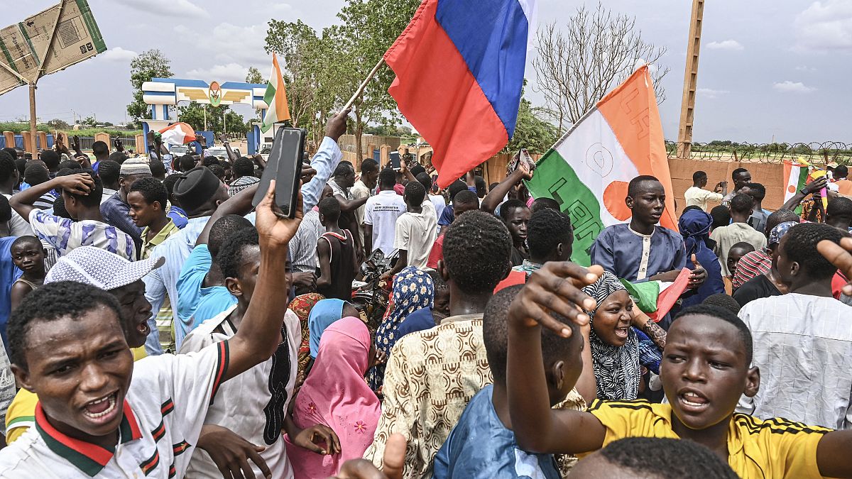 متظاهرون في النيجر دعما للإنقلاب وضو الوجود الفرنسي