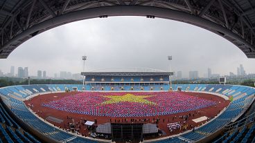 Milhares de praticantes de ioga formam bandeira do Vietneme, em Hanói