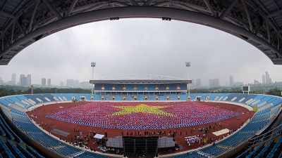 Milhares de praticantes de ioga formam bandeira do Vietneme, em Hanói