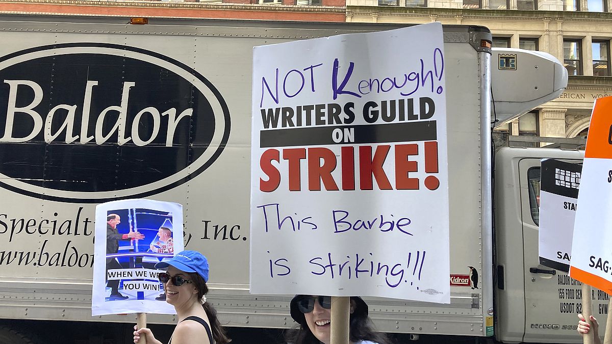 Un grupo de manifestantes con carteles en el exterior de la sede de Netflix el miércoles 9 de agosto de 2023, en Nueva York. 