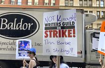 Les grèvistes portent des pancartes devant les locaux de Netflix le mercredi 9 août 2023 à New York
