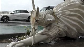 سقط التمثال على الأرض بسبب الإعصار خانون، في ناها، محافظة أوكيناوا، اليابان