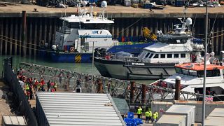 Des migrants sont escortés par des garde-côte britanniques à Douvres, le 10 août 2023
