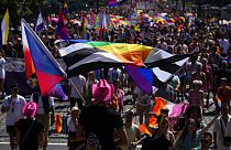 ЛГБТ-парад в Праге собрал тысячи участников.