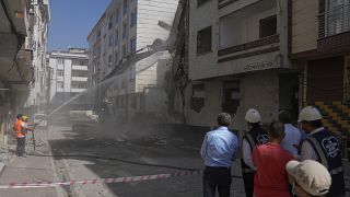 حفارة تهدم مبنى سكني قديم في اسطنبول  تركيا
