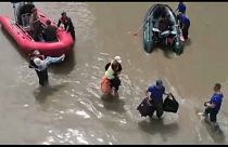 Imagen de varias personas siendo evacuadas tras las graves inundaciones en Rusia.