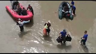 Imagen de varias personas siendo evacuadas tras las graves inundaciones en Rusia.