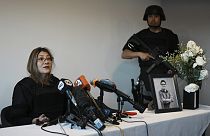 Die Witwe des Politikers gab eine schwer bewachte Pressekonferenz in Ecuador