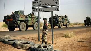 مركبات عسكرية فرنسية تدخل النيجر عند نقطة حدودية مع جمهورية مالي 06/02/2013