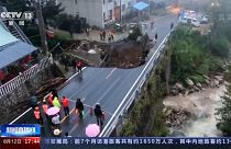 Las fuertes lluvias en China han provocado deslizamientos de tierra, donde han muerto al menos 21 personas.