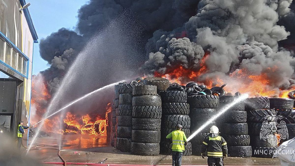 رجال إطفاء يحاولون إخماد نيران حريق اندلع في معمل للإطارات خارج موسكو يوم الجمعة 12 مايو/ آب 2023