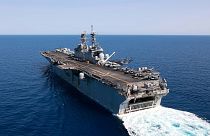 لسفينة الهجومية البرمائية USS Bataan تسافر عبر البحر الأحمر 