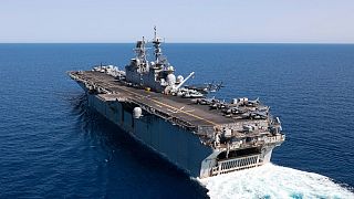 لسفينة الهجومية البرمائية USS Bataan تسافر عبر البحر الأحمر
