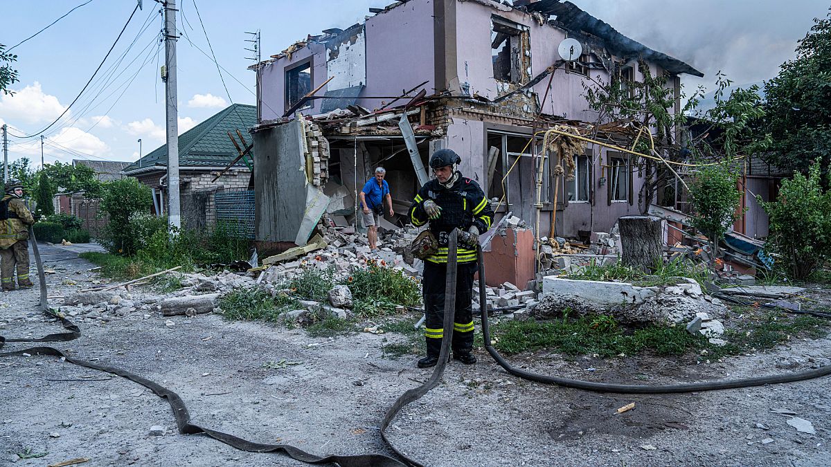 Un bombero ucraniano mientras apagan el fuego de una casa destruida en un bombardeo ruso, en un barrio residencial de Jersón, Ucrania, el 1 de julio de 2023.