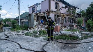Un bombero ucraniano mientras apagan el fuego de una casa destruida en un bombardeo ruso, en un barrio residencial de Jersón, Ucrania, el 1 de julio de 2023.
