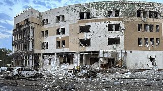Bombardeio russo em Kherson destruiu edifícios residenciais.