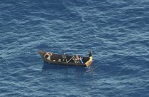 مهاجرونأنقذتهم سفينة تجارية عابرة قبالة جزيرة إيطالية،  يوم الثلاثاء 8 أغسطس 2023