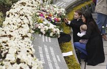 Жители Омы возлагают цветы в мемориальном саду, 13 августа 2023 года.