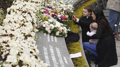 Famílias recolhem-se no memorial às vítimas, tentando que as novas gerações conheçam o passado para prevnir o futuro.